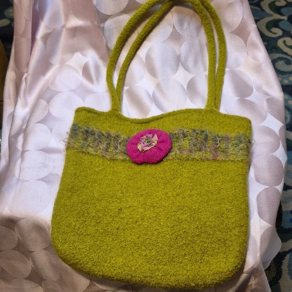 Vibrant Handmade Green Wool Tote with Pink Floral Accent - Picture 7 of 10